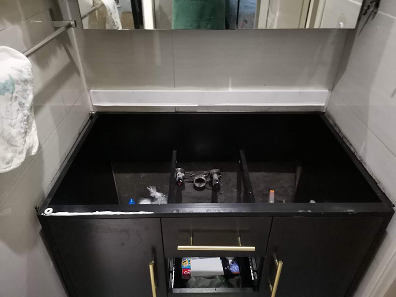 浴室柜安裝：在標注好的位置，用氣鉆打孔先安裝主柜；再安裝洗臉盆，用玻璃膠固定好；再安裝水龍頭，接著就是下水器；安裝鏡子，還有置物架；完成。