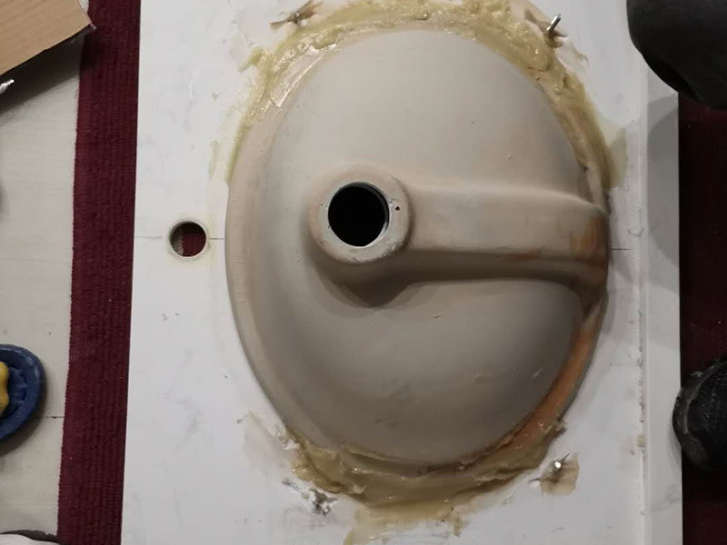 浴室柜安裝：在標注好的位置，用氣鉆打孔先安裝主柜；再安裝洗臉盆，用玻璃膠固定好；再安裝水龍頭，接著就是下水器；安裝鏡子，還有置物架；完成。