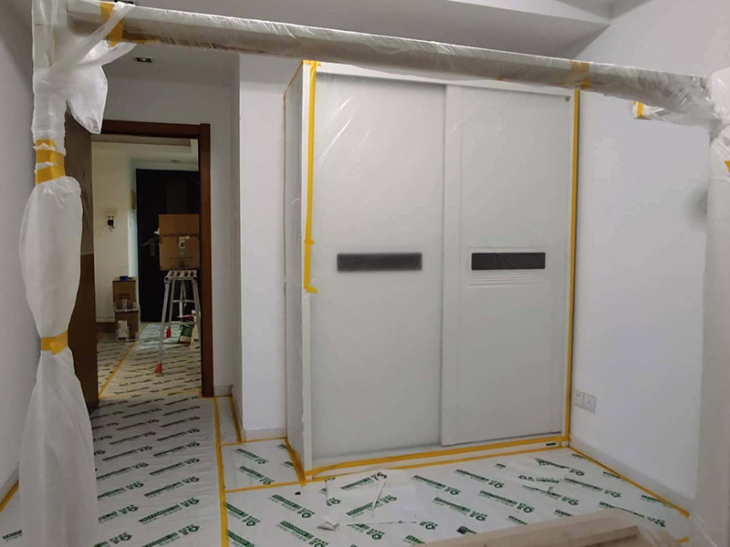 全屋翻新成品保護(hù)：成品保護(hù)的一般方法主要有：&ldquo;蓋、遮、圍、堵、包、綁&rdquo;。對(duì)于不同類型的物品，保護(hù)的方法是完全不同的。地面工程覆蓋保護(hù)，這類就是蓋。采取搭棚等措施對(duì)成品進(jìn)行遮護(hù)，就是遮。將有關(guān)排水、電氣等管道事先進(jìn)行封堵，防止雜物、泥土等堵塞孔道就是堵；對(duì)成品進(jìn)行有關(guān)包裹工作，如采用泡沫板、布條、設(shè)備包裝箱等就是包。