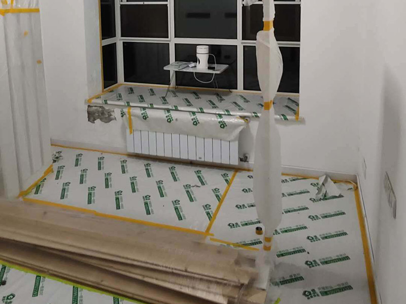 全屋翻新成品保護(hù)：成品保護(hù)的一般方法主要有：&ldquo;蓋、遮、圍、堵、包、綁&rdquo;。對(duì)于不同類型的物品，保護(hù)的方法是完全不同的。地面工程覆蓋保護(hù)，這類就是蓋。采取搭棚等措施對(duì)成品進(jìn)行遮護(hù)，就是遮。將有關(guān)排水、電氣等管道事先進(jìn)行封堵，防止雜物、泥土等堵塞孔道就是堵；對(duì)成品進(jìn)行有關(guān)包裹工作，如采用泡沫板、布條、設(shè)備包裝箱等就是包。