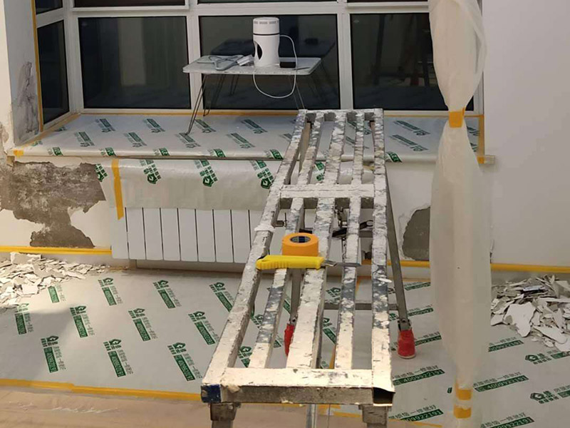 全屋翻新成品保護(hù)：成品保護(hù)的一般方法主要有：&ldquo;蓋、遮、圍、堵、包、綁&rdquo;。對(duì)于不同類型的物品，保護(hù)的方法是完全不同的。地面工程覆蓋保護(hù)，這類就是蓋。采取搭棚等措施對(duì)成品進(jìn)行遮護(hù)，就是遮。將有關(guān)排水、電氣等管道事先進(jìn)行封堵，防止雜物、泥土等堵塞孔道就是堵；對(duì)成品進(jìn)行有關(guān)包裹工作，如采用泡沫板、布條、設(shè)備包裝箱等就是包。