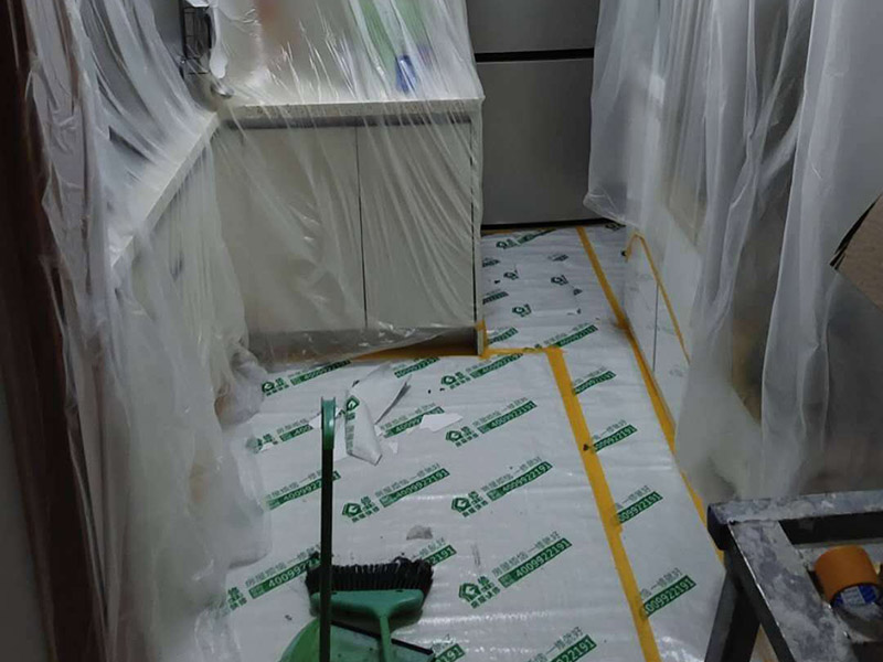 全屋翻新成品保護(hù)：成品保護(hù)的一般方法主要有：&ldquo;蓋、遮、圍、堵、包、綁&rdquo;。對(duì)于不同類型的物品，保護(hù)的方法是完全不同的。地面工程覆蓋保護(hù)，這類就是蓋。采取搭棚等措施對(duì)成品進(jìn)行遮護(hù)，就是遮。將有關(guān)排水、電氣等管道事先進(jìn)行封堵，防止雜物、泥土等堵塞孔道就是堵；對(duì)成品進(jìn)行有關(guān)包裹工作，如采用泡沫板、布條、設(shè)備包裝箱等就是包。