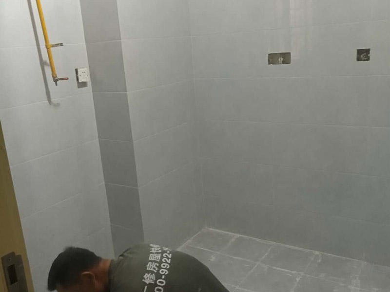 廚衛(wèi)墻面防水貼磚：衛(wèi)生間的防水工作流程，都是在地面用水泥砂漿找平一次，等它干透后再做防水。那些詢問(wèn)做完防水能不能馬上貼瓷磚的業(yè)主，首先要搞清楚，防水不是只做一遍就可以的。一般的防水施工要做2到3遍，而且防水的順序也是有講究的，比如，要先做完墻面防水再貼墻磚，其次才可以做地面防水，再貼地磚。因?yàn)榈孛娼?jīng)常會(huì)踩來(lái)踩去，地面防水如果先做了會(huì)很容易踩壞。
