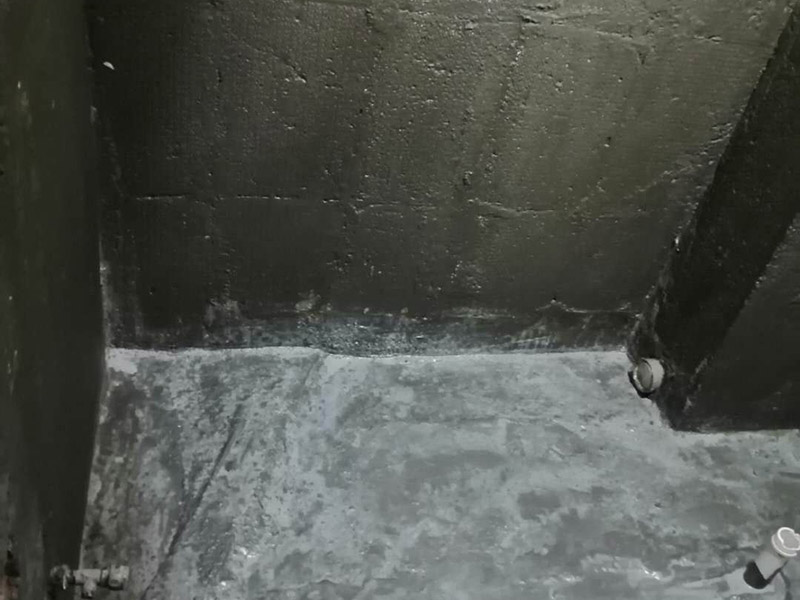 廚衛(wèi)墻面防水貼磚：衛(wèi)生間的防水工作流程，都是在地面用水泥砂漿找平一次，等它干透后再做防水。那些詢問(wèn)做完防水能不能馬上貼瓷磚的業(yè)主，首先要搞清楚，防水不是只做一遍就可以的。一般的防水施工要做2到3遍，而且防水的順序也是有講究的，比如，要先做完墻面防水再貼墻磚，其次才可以做地面防水，再貼地磚。因?yàn)榈孛娼?jīng)常會(huì)踩來(lái)踩去，地面防水如果先做了會(huì)很容易踩壞。