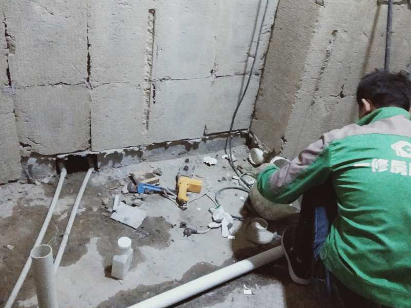 廚衛(wèi)墻面防水貼磚：衛(wèi)生間的防水工作流程，都是在地面用水泥砂漿找平一次，等它干透后再做防水。那些詢問(wèn)做完防水能不能馬上貼瓷磚的業(yè)主，首先要搞清楚，防水不是只做一遍就可以的。一般的防水施工要做2到3遍，而且防水的順序也是有講究的，比如，要先做完墻面防水再貼墻磚，其次才可以做地面防水，再貼地磚。因?yàn)榈孛娼?jīng)常會(huì)踩來(lái)踩去，地面防水如果先做了會(huì)很容易踩壞。