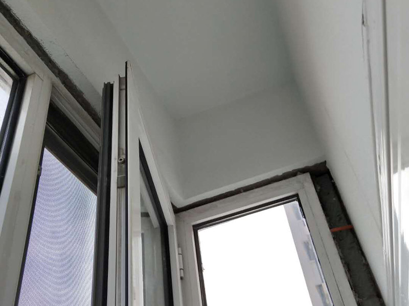 窗戶安裝維修：如果塑鋼窗開(kāi)關(guān)都很困難，甚至有打不開(kāi)的情況，檢查一下是不是變形了，或者是因?yàn)榇翱蛏厦娴穆萁z掉了，如果是螺絲掉了，可以換一個(gè)螺絲重新固定。如果塑鋼窗排水不暢，軌道里總是積了很多水，看看排水孔是不是被什么堵塞了，或者是軌道里面有沒(méi)有垃圾，將這些地方疏通一下就可以了。塑鋼窗受到臟東西的侵蝕很容易被銹蝕，空了經(jīng)常擦擦窗框，打掃一下軌道里面的雜物，保持它的干燥光亮，就可以延長(zhǎng)它的壽命，用起來(lái)也輕松。