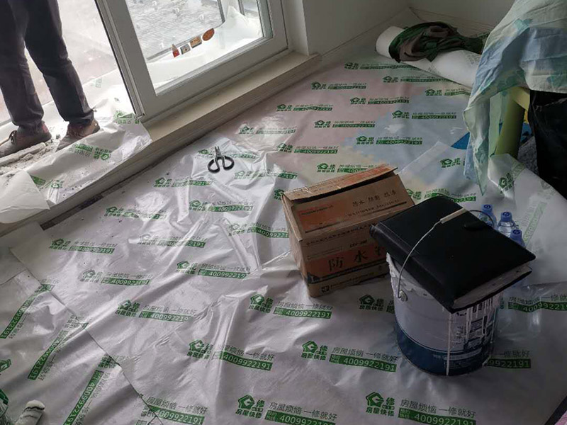 窗戶安裝維修：如果塑鋼窗開(kāi)關(guān)都很困難，甚至有打不開(kāi)的情況，檢查一下是不是變形了，或者是因?yàn)榇翱蛏厦娴穆萁z掉了，如果是螺絲掉了，可以換一個(gè)螺絲重新固定。如果塑鋼窗排水不暢，軌道里總是積了很多水，看看排水孔是不是被什么堵塞了，或者是軌道里面有沒(méi)有垃圾，將這些地方疏通一下就可以了。塑鋼窗受到臟東西的侵蝕很容易被銹蝕，空了經(jīng)常擦擦窗框，打掃一下軌道里面的雜物，保持它的干燥光亮，就可以延長(zhǎng)它的壽命，用起來(lái)也輕松。