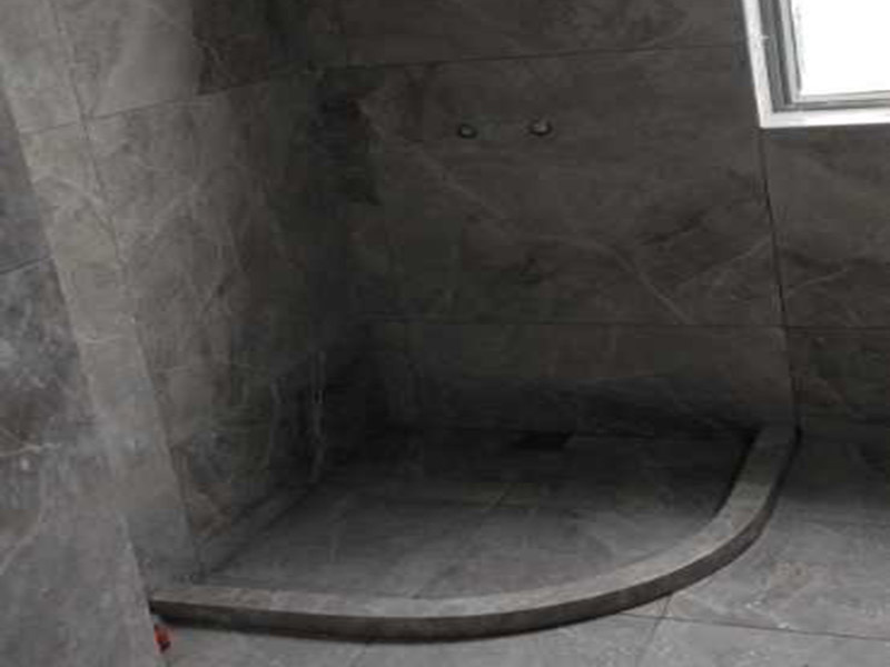 全屋柜體瓷磚安裝：瓷磚櫥柜的底座：一般為10-15厘米左右，可以用實(shí)體磚在地面上擺，然后把瓷磚放在實(shí)體磚上，注意在瓷磚邊緣貼上鑲邊兒，然后砌水泥，水泥砌到鑲邊兒的上沿就可以了，再鋪上一層瓷磚，注意瓷磚的表面朝上，這就是櫥柜的柜底。 櫥柜地柜高度：櫥柜地柜的高度（含臺(tái)面）在80cm左右比較合適。 常見的調(diào)整腳高度為10cm，臺(tái)面高度為4cm。 柜體高度一般為65cm，略高一些為71.5cm。 櫥柜高度=調(diào)整腳+柜體+臺(tái)面。 