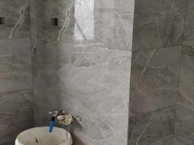 全屋柜體瓷磚安裝：瓷磚櫥柜的底座：一般為10-15厘米左右，可以用實(shí)體磚在地面上擺，然后把瓷磚放在實(shí)體磚上，注意在瓷磚邊緣貼上鑲邊兒，然后砌水泥，水泥砌到鑲邊兒的上沿就可以了，再鋪上一層瓷磚，注意瓷磚的表面朝上，這就是櫥柜的柜底。 櫥柜地柜高度：櫥柜地柜的高度（含臺(tái)面）在80cm左右比較合適。 常見的調(diào)整腳高度為10cm，臺(tái)面高度為4cm。 柜體高度一般為65cm，略高一些為71.5cm。 櫥柜高度=調(diào)整腳+柜體+臺(tái)面。 