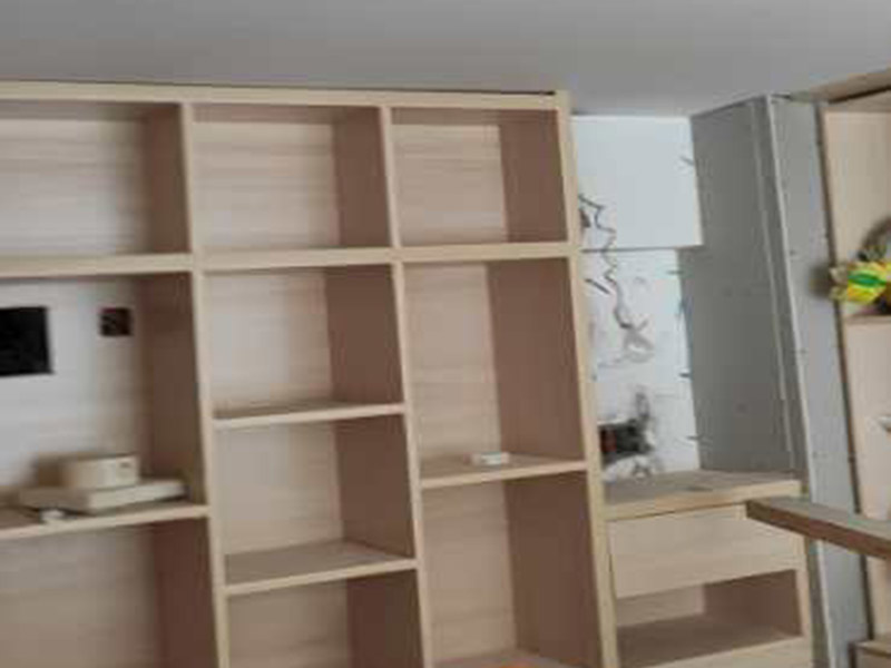 全屋柜體瓷磚安裝：瓷磚櫥柜的底座：一般為10-15厘米左右，可以用實(shí)體磚在地面上擺，然后把瓷磚放在實(shí)體磚上，注意在瓷磚邊緣貼上鑲邊兒，然后砌水泥，水泥砌到鑲邊兒的上沿就可以了，再鋪上一層瓷磚，注意瓷磚的表面朝上，這就是櫥柜的柜底。 櫥柜地柜高度：櫥柜地柜的高度（含臺(tái)面）在80cm左右比較合適。 常見的調(diào)整腳高度為10cm，臺(tái)面高度為4cm。 柜體高度一般為65cm，略高一些為71.5cm。 櫥柜高度=調(diào)整腳+柜體+臺(tái)面。 