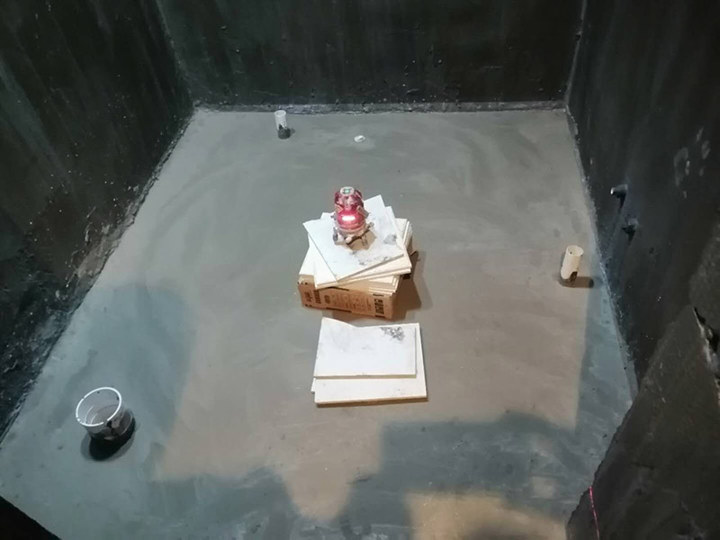 衛(wèi)生間拆除翻新：對(duì)洗浴用具首先進(jìn)行拆卸，再拆除天花。根據(jù)施工隊(duì)的施工習(xí)慣，洗浴用具可以在所有墻面敲磚前統(tǒng)一拆除，也可以與敲磚穿插進(jìn)行。在拆除洗浴用具時(shí)，需要事先與屋主溝通。如果洗浴用具需要保留使用，則拆卸時(shí)注意不能損壞洗浴用具。并不是所有洗浴用具都需要馬上拆卸，馬桶的拆卸是留到進(jìn)行的，施工期間，可以用木板等材料保護(hù)馬桶，以防掉落物砸壞。