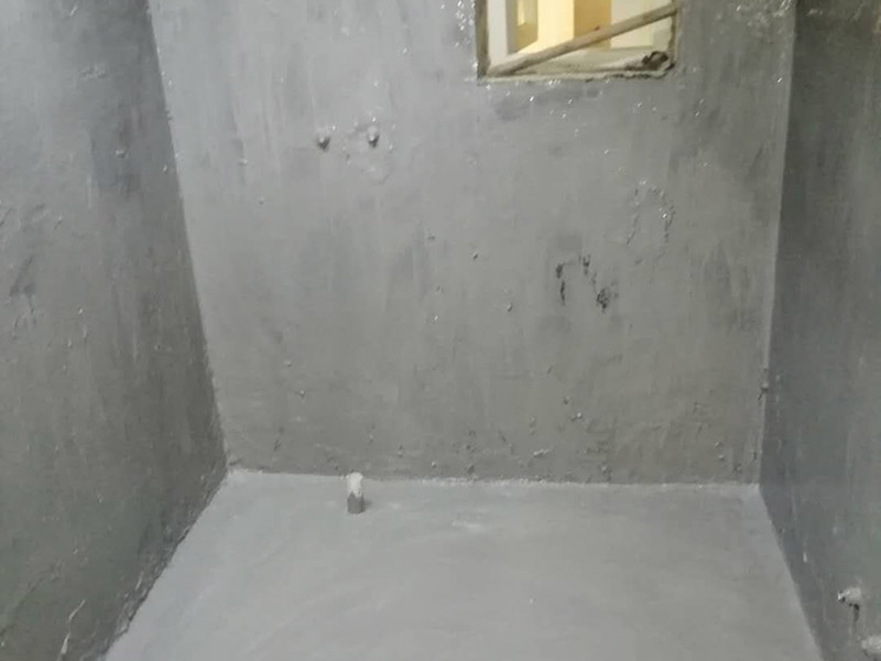 衛(wèi)生間拆除翻新：對(duì)洗浴用具首先進(jìn)行拆卸，再拆除天花。根據(jù)施工隊(duì)的施工習(xí)慣，洗浴用具可以在所有墻面敲磚前統(tǒng)一拆除，也可以與敲磚穿插進(jìn)行。在拆除洗浴用具時(shí)，需要事先與屋主溝通。如果洗浴用具需要保留使用，則拆卸時(shí)注意不能損壞洗浴用具。并不是所有洗浴用具都需要馬上拆卸，馬桶的拆卸是留到進(jìn)行的，施工期間，可以用木板等材料保護(hù)馬桶，以防掉落物砸壞。