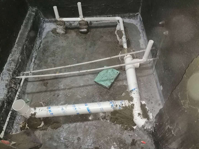 衛(wèi)生間拆除翻新：對(duì)洗浴用具首先進(jìn)行拆卸，再拆除天花。根據(jù)施工隊(duì)的施工習(xí)慣，洗浴用具可以在所有墻面敲磚前統(tǒng)一拆除，也可以與敲磚穿插進(jìn)行。在拆除洗浴用具時(shí)，需要事先與屋主溝通。如果洗浴用具需要保留使用，則拆卸時(shí)注意不能損壞洗浴用具。并不是所有洗浴用具都需要馬上拆卸，馬桶的拆卸是留到進(jìn)行的，施工期間，可以用木板等材料保護(hù)馬桶，以防掉落物砸壞。