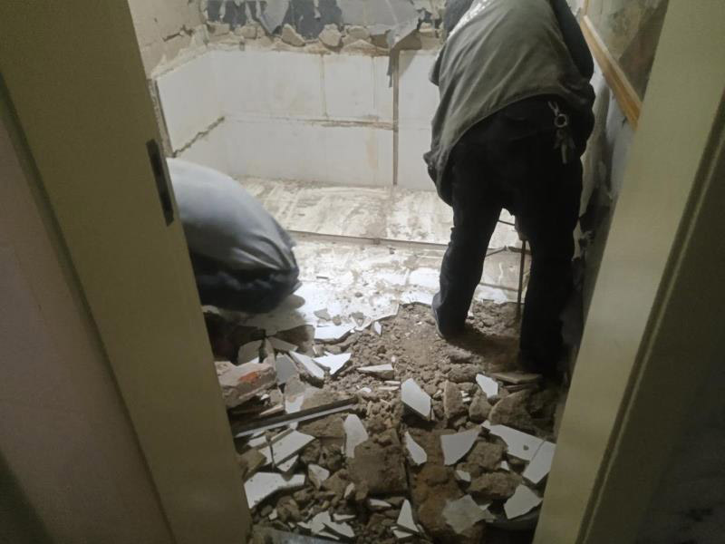 衛(wèi)生間拆除翻新：對(duì)洗浴用具首先進(jìn)行拆卸，再拆除天花。根據(jù)施工隊(duì)的施工習(xí)慣，洗浴用具可以在所有墻面敲磚前統(tǒng)一拆除，也可以與敲磚穿插進(jìn)行。在拆除洗浴用具時(shí)，需要事先與屋主溝通。如果洗浴用具需要保留使用，則拆卸時(shí)注意不能損壞洗浴用具。并不是所有洗浴用具都需要馬上拆卸，馬桶的拆卸是留到進(jìn)行的，施工期間，可以用木板等材料保護(hù)馬桶，以防掉落物砸壞。