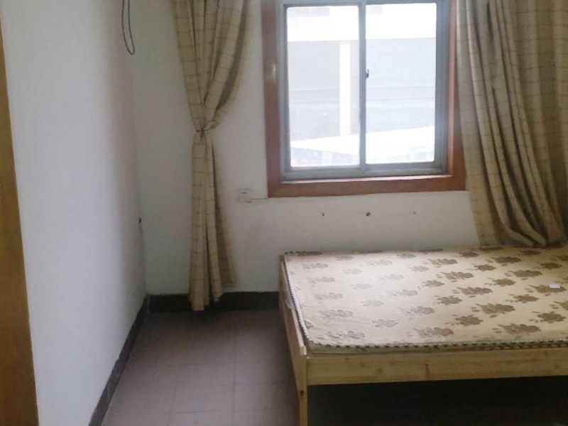 臥室翻新裝修：1、清理墻面，若水泥墻表面白色粉末多且不斷析出,將其清理后,可先上一道墻面底漆,預(yù)防日后鹽分侵蝕,形成壁癌;請(qǐng)勿在三個(gè)月內(nèi)使用油性涂料或不透水的壁紙涂刷或裝修。2、去除剝落漆膜 以刀或鐵刷去除剝落墻面的漆膜,再用砂紙磨平表面即可。3、拆除粘貼的壁紙 進(jìn)行墻面刷漆翻新,那就需要把粘貼的壁紙給拆下來(lái),不然壁紙遮蓋住的地方會(huì)看不到。4、修整表面 以批土刀將批土填平凹洞裂縫,等到完全干燥后,再用砂紙磨平。5、處理墻面病變 病變可能有污漬、起泡、開(kāi)裂、片落或粉化等很多種,這些都要針對(duì)進(jìn)行處理。6、上底漆上面漆 也就是一般用漆,用木棍將涂料攪拌均勻后再使用。7、刷漆 涂刷的程序上從天花板開(kāi)始再往下刷,才不至于造成由天花滴落的油漆弄花了自己已完成的墻面。