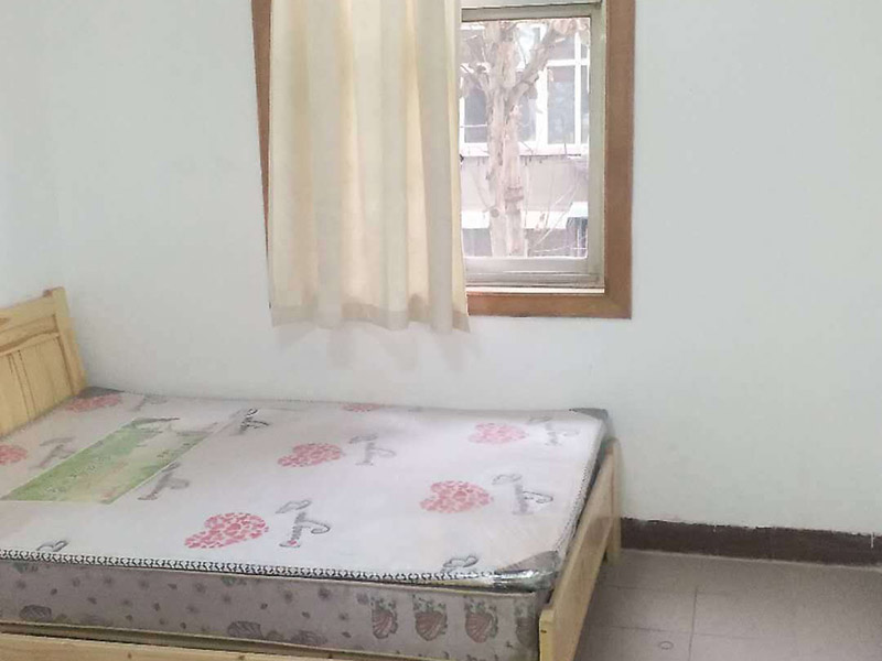 臥室翻新裝修：1、清理墻面，若水泥墻表面白色粉末多且不斷析出,將其清理后,可先上一道墻面底漆,預(yù)防日后鹽分侵蝕,形成壁癌;請(qǐng)勿在三個(gè)月內(nèi)使用油性涂料或不透水的壁紙涂刷或裝修。2、去除剝落漆膜 以刀或鐵刷去除剝落墻面的漆膜,再用砂紙磨平表面即可。3、拆除粘貼的壁紙 進(jìn)行墻面刷漆翻新,那就需要把粘貼的壁紙給拆下來(lái),不然壁紙遮蓋住的地方會(huì)看不到。4、修整表面 以批土刀將批土填平凹洞裂縫,等到完全干燥后,再用砂紙磨平。5、處理墻面病變 病變可能有污漬、起泡、開(kāi)裂、片落或粉化等很多種,這些都要針對(duì)進(jìn)行處理。6、上底漆上面漆 也就是一般用漆,用木棍將涂料攪拌均勻后再使用。7、刷漆 涂刷的程序上從天花板開(kāi)始再往下刷,才不至于造成由天花滴落的油漆弄花了自己已完成的墻面。