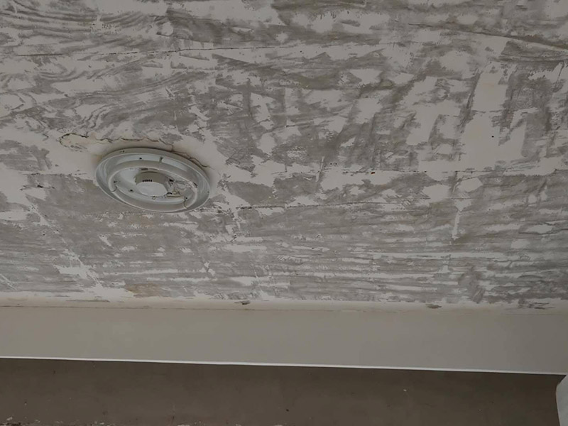 客廳天花板改造：首先注意天花板是否有滲水、漏水、發(fā)霉現(xiàn)象。如果沒有,第一步就是拆除已經(jīng)老化或者不要的燈具;第二步電路全部重新布局。如果天花板有霉斑,說明之前防水做的不好,冷墻體遇室內(nèi)熱氣產(chǎn)生冷凝水,就會發(fā)霉;建議重新做防水、保溫處理。