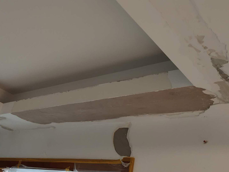 客廳天花板改造：首先注意天花板是否有滲水、漏水、發(fā)霉現(xiàn)象。如果沒有,第一步就是拆除已經(jīng)老化或者不要的燈具;第二步電路全部重新布局。如果天花板有霉斑,說明之前防水做的不好,冷墻體遇室內(nèi)熱氣產(chǎn)生冷凝水,就會發(fā)霉;建議重新做防水、保溫處理。