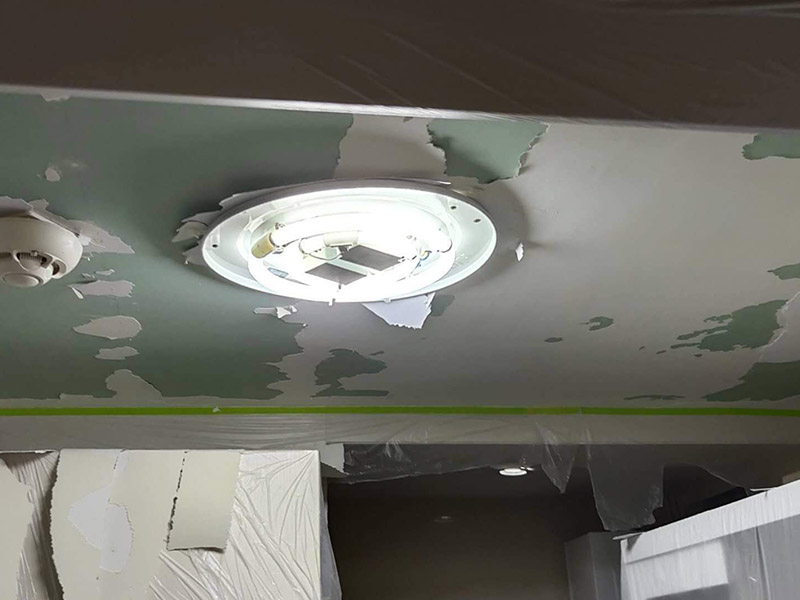 客廳天花板改造：首先注意天花板是否有滲水、漏水、發(fā)霉現(xiàn)象。如果沒有,第一步就是拆除已經(jīng)老化或者不要的燈具;第二步電路全部重新布局。如果天花板有霉斑,說明之前防水做的不好,冷墻體遇室內(nèi)熱氣產(chǎn)生冷凝水,就會發(fā)霉;建議重新做防水、保溫處理。