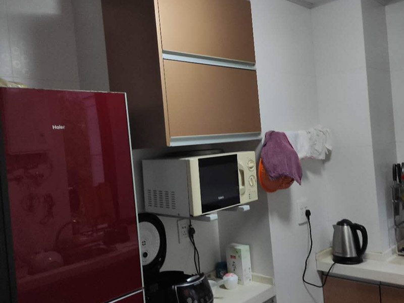 廚房線路改造：廚房開關和插座如果靠近灶具，溫度較高容易加速電路老化；也要遠離水槽，避免受潮而發(fā)生漏電事故。凈水器、廚房垃圾處理器等通常安裝在水槽柜下方，它的電源開關和插座最好放在水槽柜的旁邊，使用防水開關和插座，避免因為潮濕而漏電。廚房要使用帶有保護門的插座，帶有保護門的雙孔插頭必須同時插入雙孔才能通電，三孔插座必須插頭接觸地極后，另外兩腳才能插入通電。這樣的設計避免兒童由于好奇，用手指或小金屬片、鐵針等導電體伸進插孔而觸電。一些家庭在安裝插座時，覺得太高有礙美觀，會裝在較低的隱蔽位置，但這樣容易讓水濺到插座里，因此廚房插座最好高于臺面30厘米。