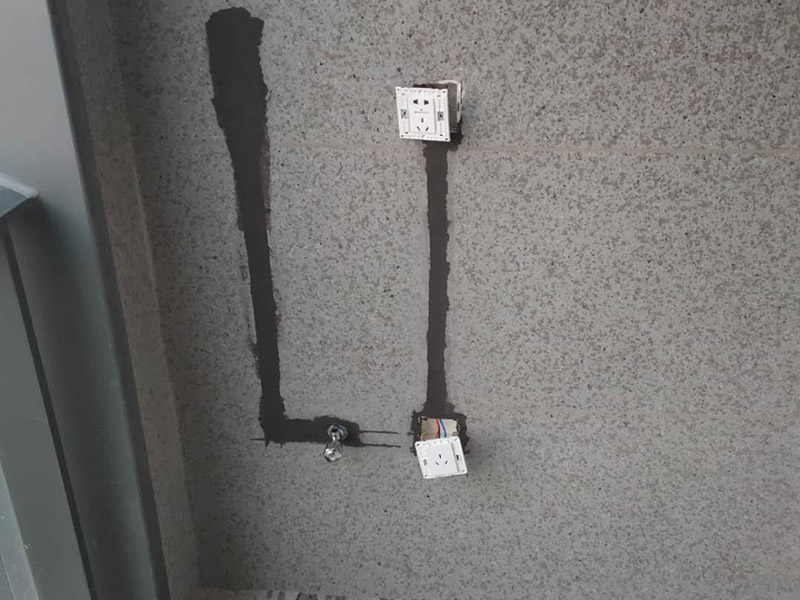 廚房線路改造：廚房開關和插座如果靠近灶具，溫度較高容易加速電路老化；也要遠離水槽，避免受潮而發(fā)生漏電事故。凈水器、廚房垃圾處理器等通常安裝在水槽柜下方，它的電源開關和插座最好放在水槽柜的旁邊，使用防水開關和插座，避免因為潮濕而漏電。廚房要使用帶有保護門的插座，帶有保護門的雙孔插頭必須同時插入雙孔才能通電，三孔插座必須插頭接觸地極后，另外兩腳才能插入通電。這樣的設計避免兒童由于好奇，用手指或小金屬片、鐵針等導電體伸進插孔而觸電。一些家庭在安裝插座時，覺得太高有礙美觀，會裝在較低的隱蔽位置，但這樣容易讓水濺到插座里，因此廚房插座最好高于臺面30厘米。