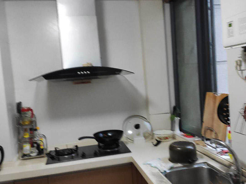 廚房線路改造：廚房開關和插座如果靠近灶具，溫度較高容易加速電路老化；也要遠離水槽，避免受潮而發(fā)生漏電事故。凈水器、廚房垃圾處理器等通常安裝在水槽柜下方，它的電源開關和插座最好放在水槽柜的旁邊，使用防水開關和插座，避免因為潮濕而漏電。廚房要使用帶有保護門的插座，帶有保護門的雙孔插頭必須同時插入雙孔才能通電，三孔插座必須插頭接觸地極后，另外兩腳才能插入通電。這樣的設計避免兒童由于好奇，用手指或小金屬片、鐵針等導電體伸進插孔而觸電。一些家庭在安裝插座時，覺得太高有礙美觀，會裝在較低的隱蔽位置，但這樣容易讓水濺到插座里，因此廚房插座最好高于臺面30厘米。