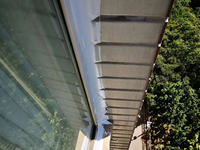 窗戶漏水打膠維修：局部鑿開、清除窗框與結(jié)構(gòu)墻體之間的填充材料，用聚合物水泥防水砂漿進(jìn)行分層填實(shí)，并涂刷防水涂料密封防水，淋水試驗(yàn)無(wú)滲漏后，在回復(fù)飾面層即可。 1.開槽鑿除：鑿除的深度應(yīng)超過(guò)窗框的1/2寬度，鑿除作業(yè)時(shí)注意不能用力過(guò)大，防止周邊砌體松動(dòng)。 2.分層嵌填聚合物水泥防水砂漿：聚合物防水砂漿每一遍厚度不超過(guò)15mm，第二遍要等第一遍干固后再施工。養(yǎng)護(hù)三天后再涂刷聚合物水泥防水涂料2遍以上。