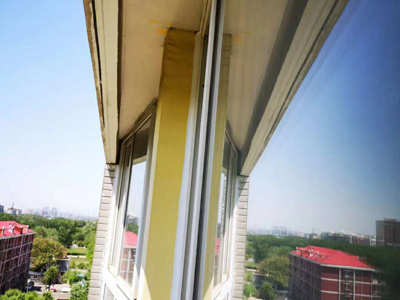 窗戶漏水打膠維修：局部鑿開、清除窗框與結(jié)構(gòu)墻體之間的填充材料，用聚合物水泥防水砂漿進(jìn)行分層填實(shí)，并涂刷防水涂料密封防水，淋水試驗(yàn)無(wú)滲漏后，在回復(fù)飾面層即可。 1.開槽鑿除：鑿除的深度應(yīng)超過(guò)窗框的1/2寬度，鑿除作業(yè)時(shí)注意不能用力過(guò)大，防止周邊砌體松動(dòng)。 2.分層嵌填聚合物水泥防水砂漿：聚合物防水砂漿每一遍厚度不超過(guò)15mm，第二遍要等第一遍干固后再施工。養(yǎng)護(hù)三天后再涂刷聚合物水泥防水涂料2遍以上。