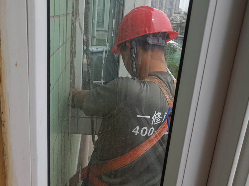 飄窗外墻防水施工：如果是窗戶安裝問題，則，把外面的密封膠清除后看窗與墻之間的縫有沒有用泡沫填充劑充填實，如果充填實了，則是外面的密封膠沒有處理好，應先將打膠處的雜物包括原膠皮及灰塵清除，然后打膠。若不是窗框處滲水，而是飄窗體滲水，則看看外粉有沒有空鼓，若有空鼓應鏟除后重新粉刷，若無空鼓，可在內外立面做滲入型防水劑處理。若是瓷磚外立面，可先用防水膩子勾瓷磚縫，然后再做滲入型防水劑處理。