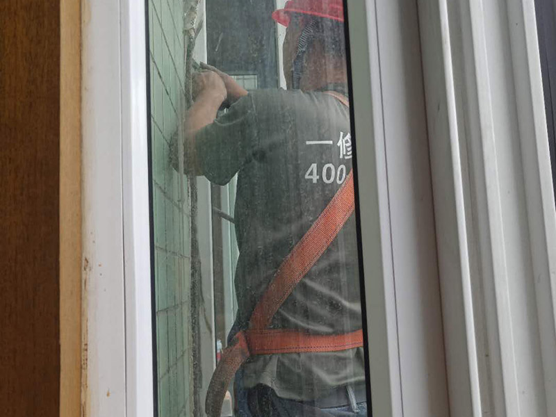 飄窗外墻防水施工：如果是窗戶安裝問題，則，把外面的密封膠清除后看窗與墻之間的縫有沒有用泡沫填充劑充填實，如果充填實了，則是外面的密封膠沒有處理好，應先將打膠處的雜物包括原膠皮及灰塵清除，然后打膠。若不是窗框處滲水，而是飄窗體滲水，則看看外粉有沒有空鼓，若有空鼓應鏟除后重新粉刷，若無空鼓，可在內外立面做滲入型防水劑處理。若是瓷磚外立面，可先用防水膩子勾瓷磚縫，然后再做滲入型防水劑處理。