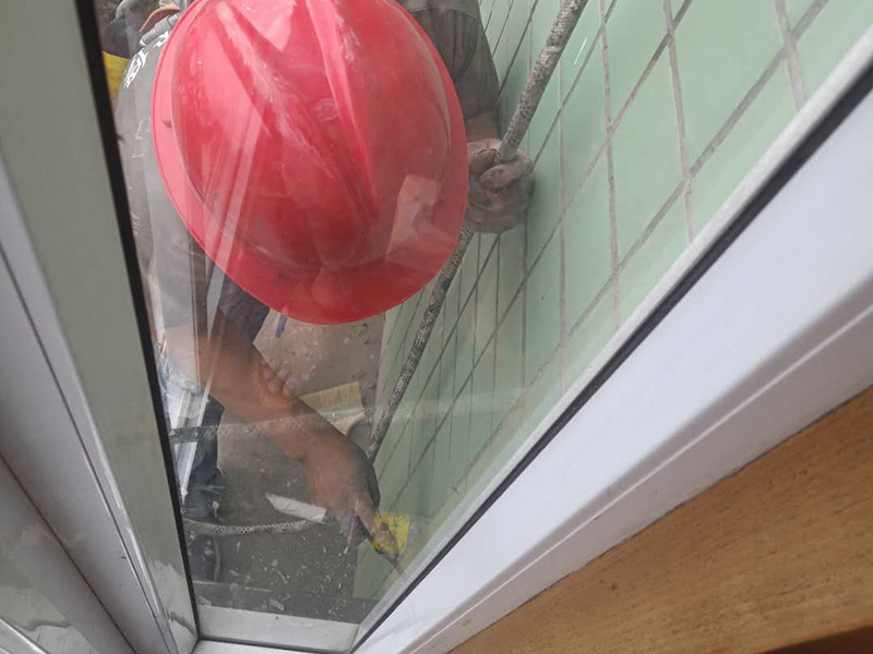 飄窗外墻防水施工：如果是窗戶安裝問題，則，把外面的密封膠清除后看窗與墻之間的縫有沒有用泡沫填充劑充填實，如果充填實了，則是外面的密封膠沒有處理好，應先將打膠處的雜物包括原膠皮及灰塵清除，然后打膠。若不是窗框處滲水，而是飄窗體滲水，則看看外粉有沒有空鼓，若有空鼓應鏟除后重新粉刷，若無空鼓，可在內外立面做滲入型防水劑處理。若是瓷磚外立面，可先用防水膩子勾瓷磚縫，然后再做滲入型防水劑處理。