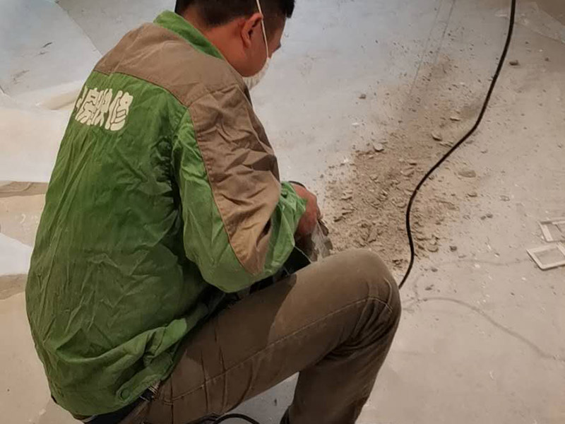 地面線路開槽維修：1、開槽過程中，不允許出現(xiàn)在承重墻面橫向開槽大于100cm的現(xiàn)象，因為橫向開槽將破壞整樓的承重，使得抗震能力降低而且墻面容易開裂。如果是保溫墻的話，開很長的橫槽有可能會導(dǎo)致開槽上部的保溫層整體脫落。墻面開槽一般都應(yīng)該是豎向垂直開槽。 　　2、預(yù)埋直徑1.6cm的線管墻體開槽的深度不得小于3cm，這樣封槽后刮膩子就不出現(xiàn)墻面不平整的現(xiàn)象了，也避免時間長了因封槽太淺導(dǎo)致墻漆開裂。 　　3、開槽過程中如遇線管90&deg;彎時，應(yīng)擴大開槽的位置，使線管能呈現(xiàn)出兩個45&deg;彎，以便于施工過程中穿線和日后檢修。 　　4、線槽和線槽的距離不能小于100mm，同一條線槽內(nèi)布線管數(shù)不建議超過6根。