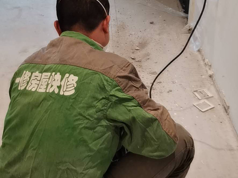 地面線路開槽維修：1、開槽過程中，不允許出現(xiàn)在承重墻面橫向開槽大于100cm的現(xiàn)象，因為橫向開槽將破壞整樓的承重，使得抗震能力降低而且墻面容易開裂。如果是保溫墻的話，開很長的橫槽有可能會導(dǎo)致開槽上部的保溫層整體脫落。墻面開槽一般都應(yīng)該是豎向垂直開槽。 　　2、預(yù)埋直徑1.6cm的線管墻體開槽的深度不得小于3cm，這樣封槽后刮膩子就不出現(xiàn)墻面不平整的現(xiàn)象了，也避免時間長了因封槽太淺導(dǎo)致墻漆開裂。 　　3、開槽過程中如遇線管90&deg;彎時，應(yīng)擴大開槽的位置，使線管能呈現(xiàn)出兩個45&deg;彎，以便于施工過程中穿線和日后檢修。 　　4、線槽和線槽的距離不能小于100mm，同一條線槽內(nèi)布線管數(shù)不建議超過6根。