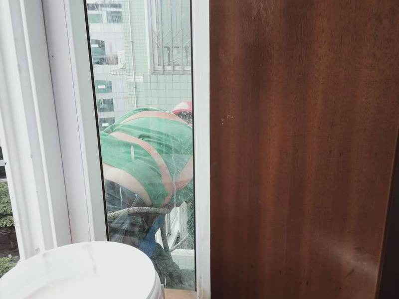 窗外雨棚防水維修:1.清潔雨棚的表面; 2.在需防水處理的區(qū)域涂上基層防水涂料,當(dāng)其仍為濕潤(rùn)時(shí),把適合尺寸的縫織聚酯布鋪于其上,確?？p織聚酯布不起泡,不起皺,再用基層防水涂料浸透縫織聚酯布,至全干; 3.最后涂?jī)蓪颖韺臃浪苛? 4.養(yǎng)護(hù)。