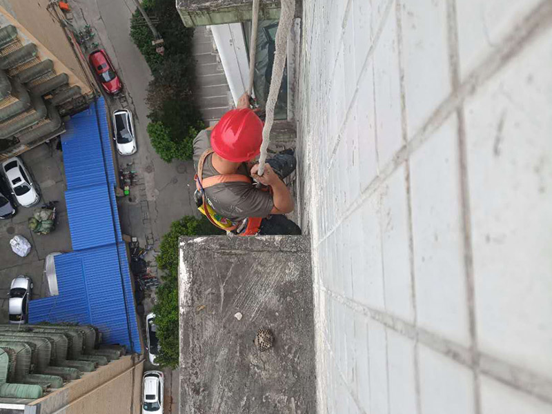 外墻高空作業(yè)施工：首先在對防水墻處理的時候一定要對墻體進行檢查，看一看墻體有什么裂縫，或者不均勻的地方，這些地方需要處理過后才能對墻體進行防水處理。嚴(yán)禁在墻面上留下空，裂縫，凹凸不平等問題，而且在外部進入室內(nèi)的管子穿過墻體的也要做好密封性。這樣的墻才能做防水處理，不然的話效果會大打折扣。