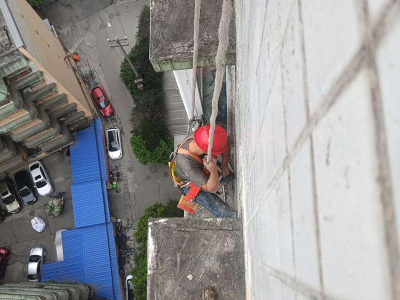 外墻高空作業(yè)施工：首先在對防水墻處理的時候一定要對墻體進行檢查，看一看墻體有什么裂縫，或者不均勻的地方，這些地方需要處理過后才能對墻體進行防水處理。嚴(yán)禁在墻面上留下空，裂縫，凹凸不平等問題，而且在外部進入室內(nèi)的管子穿過墻體的也要做好密封性。這樣的墻才能做防水處理，不然的話效果會大打折扣。