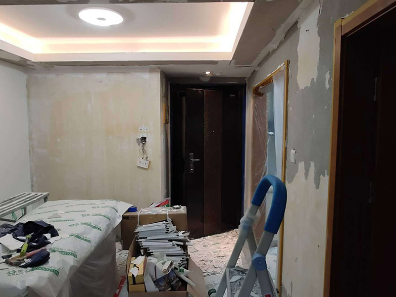 全屋墻面鏟除翻新：舊墻面在翻新前一定要做墻面基底處理，粉化嚴(yán)重的要全部鏟除，鏟除后抹上一層白水泥，原來(lái)墻面過(guò)于光滑、刷過(guò)油漆的鏟除后還要做打磨處理，把粘結(jié)不牢的表皮去掉，便于新涂料和墻體粘結(jié)。墻面底漆的作用是抗堿防潮、封固基材、保護(hù)面漆，提高面漆的質(zhì)感和遮蓋力，對(duì)于老房翻新，墻面一定要做底漆，如果沒(méi)有刷底漆就直接上面漆的話(huà)，時(shí)間一長(zhǎng)墻面容易起泡、發(fā)霉，太陽(yáng)照曬時(shí)間長(zhǎng)了也容易變色。已經(jīng)上好面漆的墻面要修補(bǔ)會(huì)比較麻煩，容易產(chǎn)生色差，材料的使用時(shí)間不同，質(zhì)量也難以保證，很難達(dá)到理想效果。 所以墻面的修補(bǔ)最好是整塊墻面，或是盡可能地選擇較大面積進(jìn)行修補(bǔ)，這樣可以盡量避免產(chǎn)生色差，修補(bǔ)后的質(zhì)量也更好。