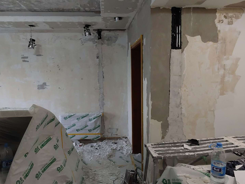 全屋墻面鏟除翻新：舊墻面在翻新前一定要做墻面基底處理，粉化嚴(yán)重的要全部鏟除，鏟除后抹上一層白水泥，原來(lái)墻面過(guò)于光滑、刷過(guò)油漆的鏟除后還要做打磨處理，把粘結(jié)不牢的表皮去掉，便于新涂料和墻體粘結(jié)。墻面底漆的作用是抗堿防潮、封固基材、保護(hù)面漆，提高面漆的質(zhì)感和遮蓋力，對(duì)于老房翻新，墻面一定要做底漆，如果沒(méi)有刷底漆就直接上面漆的話(huà)，時(shí)間一長(zhǎng)墻面容易起泡、發(fā)霉，太陽(yáng)照曬時(shí)間長(zhǎng)了也容易變色。已經(jīng)上好面漆的墻面要修補(bǔ)會(huì)比較麻煩，容易產(chǎn)生色差，材料的使用時(shí)間不同，質(zhì)量也難以保證，很難達(dá)到理想效果。 所以墻面的修補(bǔ)最好是整塊墻面，或是盡可能地選擇較大面積進(jìn)行修補(bǔ)，這樣可以盡量避免產(chǎn)生色差，修補(bǔ)后的質(zhì)量也更好。