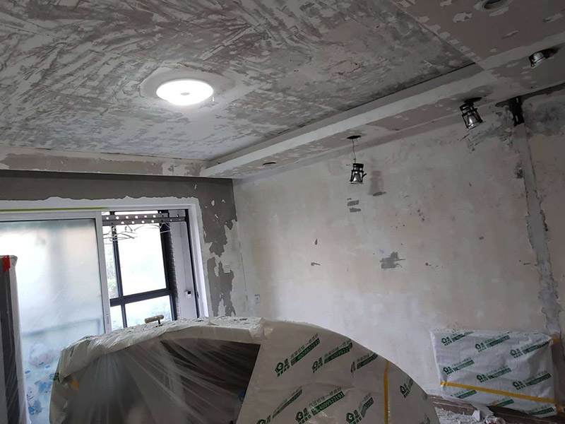 全屋墻面鏟除翻新：舊墻面在翻新前一定要做墻面基底處理，粉化嚴(yán)重的要全部鏟除，鏟除后抹上一層白水泥，原來(lái)墻面過(guò)于光滑、刷過(guò)油漆的鏟除后還要做打磨處理，把粘結(jié)不牢的表皮去掉，便于新涂料和墻體粘結(jié)。墻面底漆的作用是抗堿防潮、封固基材、保護(hù)面漆，提高面漆的質(zhì)感和遮蓋力，對(duì)于老房翻新，墻面一定要做底漆，如果沒(méi)有刷底漆就直接上面漆的話(huà)，時(shí)間一長(zhǎng)墻面容易起泡、發(fā)霉，太陽(yáng)照曬時(shí)間長(zhǎng)了也容易變色。已經(jīng)上好面漆的墻面要修補(bǔ)會(huì)比較麻煩，容易產(chǎn)生色差，材料的使用時(shí)間不同，質(zhì)量也難以保證，很難達(dá)到理想效果。 所以墻面的修補(bǔ)最好是整塊墻面，或是盡可能地選擇較大面積進(jìn)行修補(bǔ)，這樣可以盡量避免產(chǎn)生色差，修補(bǔ)后的質(zhì)量也更好。