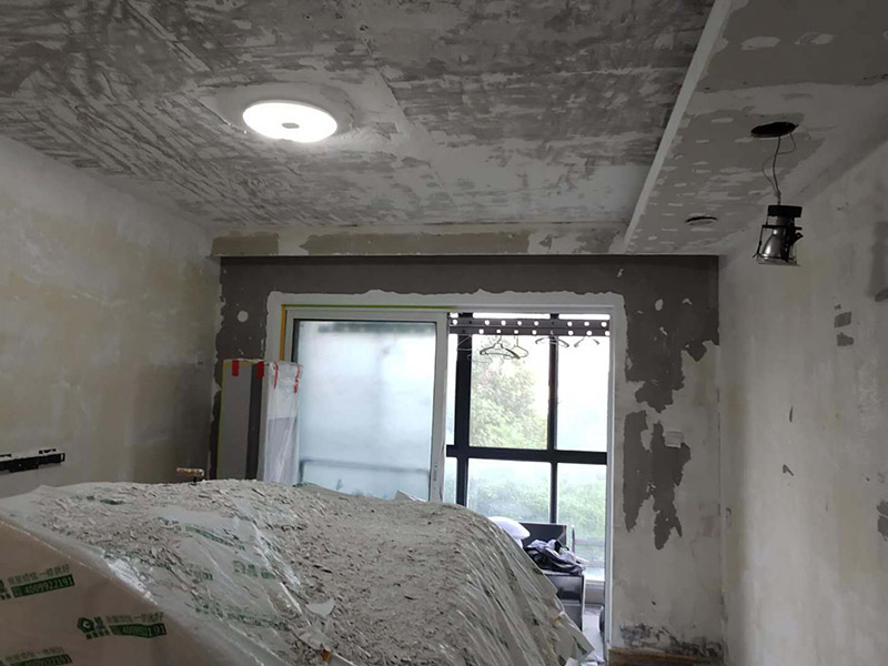 全屋墻面鏟除翻新：舊墻面在翻新前一定要做墻面基底處理，粉化嚴(yán)重的要全部鏟除，鏟除后抹上一層白水泥，原來(lái)墻面過(guò)于光滑、刷過(guò)油漆的鏟除后還要做打磨處理，把粘結(jié)不牢的表皮去掉，便于新涂料和墻體粘結(jié)。墻面底漆的作用是抗堿防潮、封固基材、保護(hù)面漆，提高面漆的質(zhì)感和遮蓋力，對(duì)于老房翻新，墻面一定要做底漆，如果沒(méi)有刷底漆就直接上面漆的話(huà)，時(shí)間一長(zhǎng)墻面容易起泡、發(fā)霉，太陽(yáng)照曬時(shí)間長(zhǎng)了也容易變色。已經(jīng)上好面漆的墻面要修補(bǔ)會(huì)比較麻煩，容易產(chǎn)生色差，材料的使用時(shí)間不同，質(zhì)量也難以保證，很難達(dá)到理想效果。 所以墻面的修補(bǔ)最好是整塊墻面，或是盡可能地選擇較大面積進(jìn)行修補(bǔ)，這樣可以盡量避免產(chǎn)生色差，修補(bǔ)后的質(zhì)量也更好。