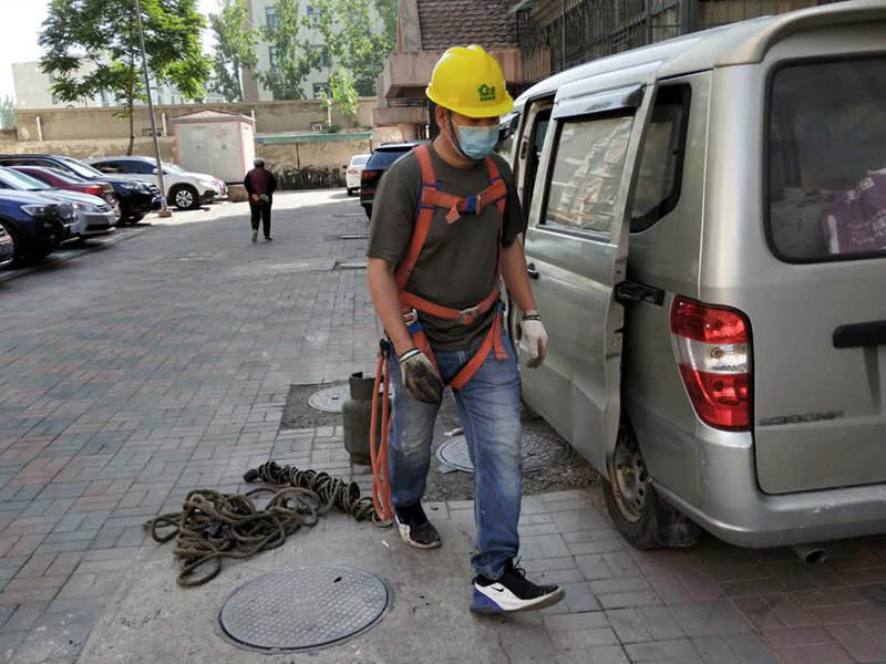 屋面鋪防水卷材：施工程序：bai驗(yàn)收找平層&rarr;清理基層du&rarr;配制水泥粘合劑&rarr;做附加層&rarr;基zhi層施工&rarr;保護(hù)dao層&rarr;養(yǎng)護(hù)。 粘結(jié)前，先將屋面防水卷材預(yù)鋪開，找正，然后將屋面防水卷材兩端對(duì)折卷起，把配制好的水泥粘合劑倒入基層上，并用刮板均勻的刮開，再將屋面防水卷材向前推鋪，并及時(shí)用刮板排除遺留在屋面防水卷材內(nèi)部的空氣，刮出多余粘結(jié)劑。屋面防水卷材與找平層的粘結(jié)率&ge;85％。