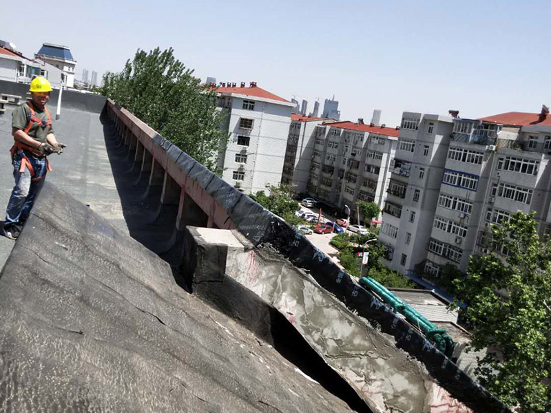 屋面鋪防水卷材：施工程序：bai驗(yàn)收找平層&rarr;清理基層du&rarr;配制水泥粘合劑&rarr;做附加層&rarr;基zhi層施工&rarr;保護(hù)dao層&rarr;養(yǎng)護(hù)。 粘結(jié)前，先將屋面防水卷材預(yù)鋪開，找正，然后將屋面防水卷材兩端對(duì)折卷起，把配制好的水泥粘合劑倒入基層上，并用刮板均勻的刮開，再將屋面防水卷材向前推鋪，并及時(shí)用刮板排除遺留在屋面防水卷材內(nèi)部的空氣，刮出多余粘結(jié)劑。屋面防水卷材與找平層的粘結(jié)率&ge;85％。