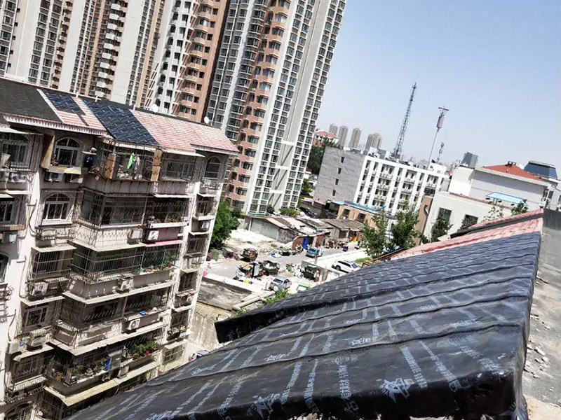 屋面鋪防水卷材：施工程序：bai驗(yàn)收找平層&rarr;清理基層du&rarr;配制水泥粘合劑&rarr;做附加層&rarr;基zhi層施工&rarr;保護(hù)dao層&rarr;養(yǎng)護(hù)。 粘結(jié)前，先將屋面防水卷材預(yù)鋪開，找正，然后將屋面防水卷材兩端對(duì)折卷起，把配制好的水泥粘合劑倒入基層上，并用刮板均勻的刮開，再將屋面防水卷材向前推鋪，并及時(shí)用刮板排除遺留在屋面防水卷材內(nèi)部的空氣，刮出多余粘結(jié)劑。屋面防水卷材與找平層的粘結(jié)率&ge;85％。