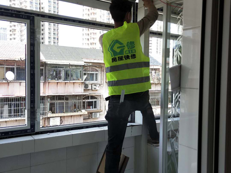 陽臺窗戶安裝：1、測尺寸，在使用鋁合bai金窗時，封陽臺前應(yīng)準(zhǔn)確du地測量陽臺封閉面的尺zhi寸，在施工現(xiàn)場外按尺寸加工dao制作窗戶框、玻璃，運(yùn)抵施工現(xiàn)場。在安裝前，應(yīng)檢驗窗戶尺寸與封陽臺的洞口尺寸是否一致。 2、固定支架，用固定片固定，窗戶安裝前應(yīng)先清理陽臺洞口的基層，要求將窗戶緊靠墻體的基層材料清除，并在固定點(diǎn)打孔，預(yù)設(shè)膨脹螺栓或塑料脹銷，以便固定窗體。安裝窗戶時，應(yīng)首先將窗戶穩(wěn)坐在洞口處，固定其位置，用螺絲加塑料脹銷固定。 3、檢查是否安正，窗框與窗戶洞口連接好后，應(yīng)該檢查窗戶是否安裝正了。若窗戶安裝不正，使用一段時間后可能會出現(xiàn)窗戶越來越歪的情況。如果是常規(guī)的矩形窗戶，可以直接量窗戶的對角線(左下角和右上角、左上角和右下角)，兩根線長度需一致;如果是圓弧型窗戶，需要使用水平尺，尺上的氣泡在中間表明窗戶是正的;如果是傾斜的窗戶，則需要使用吊錘。 4、打發(fā)泡膠，窗戶調(diào)整完后，就需要打發(fā)泡膠，填充窗框與墻之間的縫隙。待發(fā)泡膠固化后(一般需要2-3小時，冬天需要的時間更長)，將多余的發(fā)泡膠切割掉。