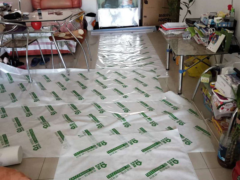 陽臺窗戶安裝：1、測尺寸，在使用鋁合bai金窗時，封陽臺前應(yīng)準(zhǔn)確du地測量陽臺封閉面的尺zhi寸，在施工現(xiàn)場外按尺寸加工dao制作窗戶框、玻璃，運(yùn)抵施工現(xiàn)場。在安裝前，應(yīng)檢驗窗戶尺寸與封陽臺的洞口尺寸是否一致。 2、固定支架，用固定片固定，窗戶安裝前應(yīng)先清理陽臺洞口的基層，要求將窗戶緊靠墻體的基層材料清除，并在固定點(diǎn)打孔，預(yù)設(shè)膨脹螺栓或塑料脹銷，以便固定窗體。安裝窗戶時，應(yīng)首先將窗戶穩(wěn)坐在洞口處，固定其位置，用螺絲加塑料脹銷固定。 3、檢查是否安正，窗框與窗戶洞口連接好后，應(yīng)該檢查窗戶是否安裝正了。若窗戶安裝不正，使用一段時間后可能會出現(xiàn)窗戶越來越歪的情況。如果是常規(guī)的矩形窗戶，可以直接量窗戶的對角線(左下角和右上角、左上角和右下角)，兩根線長度需一致;如果是圓弧型窗戶，需要使用水平尺，尺上的氣泡在中間表明窗戶是正的;如果是傾斜的窗戶，則需要使用吊錘。 4、打發(fā)泡膠，窗戶調(diào)整完后，就需要打發(fā)泡膠，填充窗框與墻之間的縫隙。待發(fā)泡膠固化后(一般需要2-3小時，冬天需要的時間更長)，將多余的發(fā)泡膠切割掉。