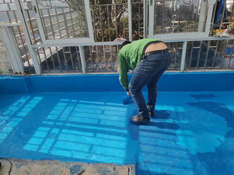 陽臺刷防水維修：開放式的陽臺在暴雨來臨時容易進水，為了防止雨水進入室內(nèi)，因此我們在陽臺裝修時，需要有一定坡度，保證水能順利流向排水孔，不會進入房間。在暴雨天氣下，如果雨量大于地漏的排水能力時，就會在陽臺地面出現(xiàn)大量積水，容易導致積水進入室內(nèi)，因此我們在選購陽臺地漏的時，最好選擇排水量大且順暢的地漏。通常陽臺的防水層都在外層，需要受到陽光暴曬、雨水侵蝕、嚴寒酷暑等自然天氣的考驗，如果沒有出色的性能和良好的保護措施，他的使用年限會大大縮短。因此，我們在選購防水材料時，需要選擇強度高、耐老化的防水涂料。