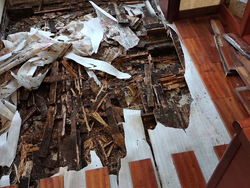 舊地板拆除現(xiàn)場：1：復合木地板拆除工藝比較簡單，清除房間的家具后，使用平口螺絲刀將踢腳線撬開，再沿著踢腳線邊緣將墻角的地板撬開并拆除，這塊地板可能會破損，但是其他地板就可以完整拆除了，帶有鎖扣結構的復合木地板要順應地板的長邊抽出，這樣會比較輕松。拆除后的復合木地板沒有保留價值，一般都要清運出場最后將鋪至地板下防潮氈揭開，底層可能會有潮濕，這時要開窗通風，待地面完全工燥后再鋪設新地板。 2：實木地板的拆除工藝比較復雜，拆除踢腳線后仍從墻角邊緣開始，使用起釘錘將木地板撬起抽出，由于實木地板安裝在木龍骨上，撬起時會有一定的彈性，施工難度較大，但是不能使用切割機，因為切割機容易破壞地面和固定木龍骨的膨脹螺栓而產生火花。實木地板拆除時盡量保持地板的完整性。