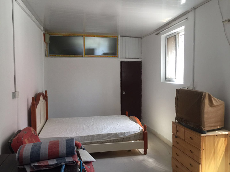 舊房墻面翻新裝修：在墻面翻新前，需要先將舊漆面鏟除干凈，之后在進行打磨，將墻面的浮沉雜物都清理干凈。如果墻面有凹凸不平的情況，要先用膩子修補，如果墻面出現(xiàn)空鼓的現(xiàn)象，也要將整面的墻皮進行鏟除，在做后續(xù)的處理?；鶎幼鐾旰?，需要將施工區(qū)域的家具物件移除，避免在翻新過程中，使家具受到損傷。在刮膩子之前，先用尺子檢測一下墻面的平整度，在施工時，對不平整的地方進行多次涂刮，修補好不平整的區(qū)域。一般膩子刮兩遍即可，每次膩子刮完后要進行打磨，可以讓墻面更加光滑。膩子干透后，再對墻面進行油漆涂刷，底漆要先刷，施工力度要均勻，這樣漆膜厚度也相對一致，然后開始面漆施工，一定要讓漆面自然干透。墻面翻新后都會有一些刺鼻的有害氣體，所以在施工完成后，要及時把窗戶打開通風，讓室內(nèi)空氣流通，同時也可以加快墻面的干燥。