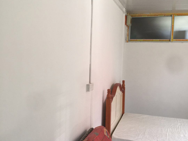 舊房墻面翻新裝修：在墻面翻新前，需要先將舊漆面鏟除干凈，之后在進行打磨，將墻面的浮沉雜物都清理干凈。如果墻面有凹凸不平的情況，要先用膩子修補，如果墻面出現(xiàn)空鼓的現(xiàn)象，也要將整面的墻皮進行鏟除，在做后續(xù)的處理。基層做完后，需要將施工區(qū)域的家具物件移除，避免在翻新過程中，使家具受到損傷。在刮膩子之前，先用尺子檢測一下墻面的平整度，在施工時，對不平整的地方進行多次涂刮，修補好不平整的區(qū)域。一般膩子刮兩遍即可，每次膩子刮完后要進行打磨，可以讓墻面更加光滑。膩子干透后，再對墻面進行油漆涂刷，底漆要先刷，施工力度要均勻，這樣漆膜厚度也相對一致，然后開始面漆施工，一定要讓漆面自然干透。墻面翻新后都會有一些刺鼻的有害氣體，所以在施工完成后，要及時把窗戶打開通風，讓室內(nèi)空氣流通，同時也可以加快墻面的干燥。