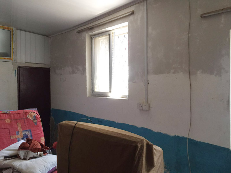 舊房墻面翻新裝修：在墻面翻新前，需要先將舊漆面鏟除干凈，之后在進行打磨，將墻面的浮沉雜物都清理干凈。如果墻面有凹凸不平的情況，要先用膩子修補，如果墻面出現(xiàn)空鼓的現(xiàn)象，也要將整面的墻皮進行鏟除，在做后續(xù)的處理。基層做完后，需要將施工區(qū)域的家具物件移除，避免在翻新過程中，使家具受到損傷。在刮膩子之前，先用尺子檢測一下墻面的平整度，在施工時，對不平整的地方進行多次涂刮，修補好不平整的區(qū)域。一般膩子刮兩遍即可，每次膩子刮完后要進行打磨，可以讓墻面更加光滑。膩子干透后，再對墻面進行油漆涂刷，底漆要先刷，施工力度要均勻，這樣漆膜厚度也相對一致，然后開始面漆施工，一定要讓漆面自然干透。墻面翻新后都會有一些刺鼻的有害氣體，所以在施工完成后，要及時把窗戶打開通風，讓室內(nèi)空氣流通，同時也可以加快墻面的干燥。